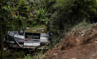 Un bus a chuté dans un ravin le 11 mars sur l'île de Java (Indonésie), tuant 27 personnes.