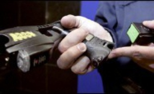 Le pistolet à impulsions électriques Taser, arme non létale dont la police et la gendarmerie commencent à s'équiper, est défendu par les policiers et leurs syndicats qui y voient une arme "anti bavure" mais dénoncée par Amnesty international qui demande "une évaluation rigoureuse" avant usage.