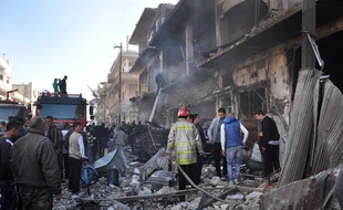 Un quartier de Homs en Syrie après l'explosion de deux bombes dans un quartier favorable au régime, le 28 décembre 2015