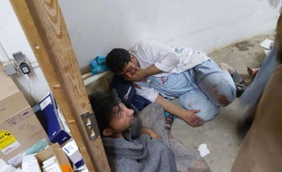 Des docteurs de MSF blessés après le bombardement de l'hôpital de Kunduz par l'Otan, samedi 3 octobre.