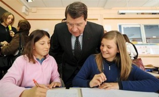 Un écolier sur cinq du public bénéficie de "l'aide personnalisée" mise en place cette année, dans la moitié des cas le midi, selon un bilan du ministère de l'Education nationale, mais certains acteurs s'interrogent sur l'efficacité de ce soutien et la pérennité du dispositif.