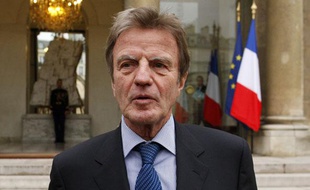 Le ministre des Affaires étrangères Bernard Kouchner, le 23 décembre 2009, sur le perron de l'Elysée à Paris.