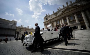 Le Vatican a officiellement confirmé samedi l'arrestation, ainsi que l'identité, du majordome du pape Benoît XVI, l'un des auteurs présumés de fuites de documents confidentiels, précisant qu'il est toujours incarcéré