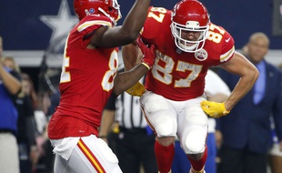 Travis Kelce célèbre un touchdown en se lançant dans une fausse course en sac lors du match Kansas City-Dallas, le 5 novembre 2017.