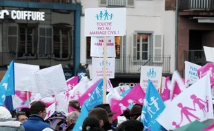 Les opposants au mariage homosexuel, qui ont appelé dimanche à une manifestation à Paris, ne devraient pas défiler mais se rassembler sur un axe allant de la Défense à Charles de Gaulle-Etoile ce qui, espèrent-ils, facilitera le comptage des participants.