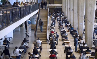 Des étudiants en examen, le 11 décembre 2012 à Marseille