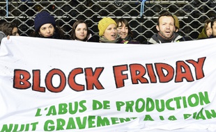 Lors d'une manifestations d'activistes contre le Black Friday, ce vendredi, à Paris.