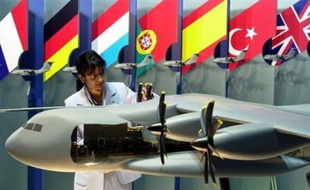 Les retards de livraisons de 6 mois, avec un risque de glissement supplémentaire de 6 mois, du programme d'avion de transport militaire européen A400M, annoncés mi-octobre par le groupe EADS, vont lui coûter entre 1,2 et 1,4 milliard d'euros, a indiqué lundi le groupe.