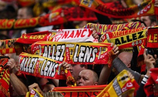 Des supporters du racing Club de Lens (RCL) dans les tribunes du stade Bollaert.