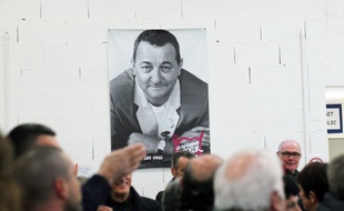 Illustration d'un centre de distribution des Restos du Coeur, à Rennes, où est affiché un portrait de Coluche.