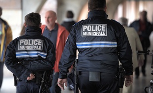 Illustration de policiers municipaux en patrouille à Strasbourg.