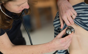 Un enfant en consultation chez son médecin
