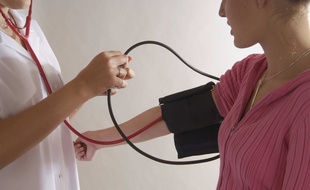 Médecins et associations sont divisés sur la question de la levée du secret médical concernant les victimes de violences conjugales.