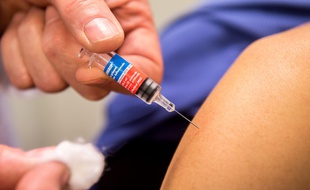 Vaccination d'un patient contre la grippe.