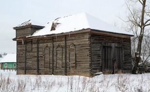 Des synagogues en bois, un patrimoine exceptionnel et unique en Europe, vestiges en Lituanie d'une présence juive remarquable et brusquement interrompue par l'Holocauste, tombent en ruines et restent largement ignorées des pouvoirs publics.