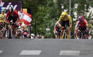 Cecilie Ludwig face à Marianne Vos lors de l'arrivée de la 3e étape du Tour de France féminin à Epernay, le 26 juillet 2022.