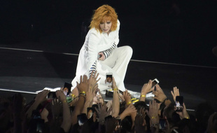 Mylène Farmer, le 7 juin 2019, lors de son concert à la U-Arena (Nanterre). Depuis 1996, l'artiste interprète Désenchantée lors de chacune de ses tournées et résidences.