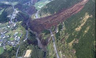 Cette photo aérienne fournie par le ministère de la Défense japonais montre une gigantesque coulée de boue à Minami-Aso, dans le département de Kumamoto, le 16 avril 2016.