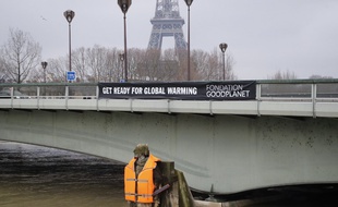 Le zouave du pont parisien de l'Alma, qui a de l'eau à hauteur de cuisses, a été équipé dimanche d'un gilet de sauvetage.