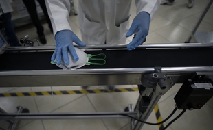 Illustration d'une usine de fabrication de masques FFP2.