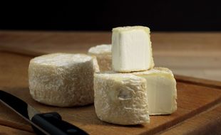 Un plateau de fromage de chèvre.