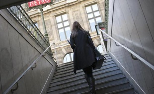 Une jeune femme dans le métro à Paris