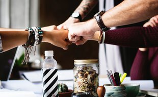 Une action solidaire peut être un moyen de sortir de la morosité ambiante et de se faire du bien en faisant du bien aux autres.