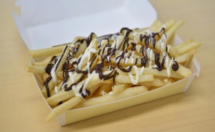 Les frites "McChoco Potato" produites dans un McDonald's de Tokyo, au Japon, le 25 janvier 2016