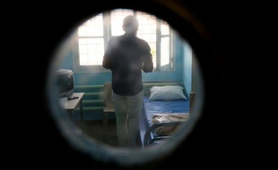 Un détenu dans sa cellule 4 août 2015 à Ville-sous-la-Ferte