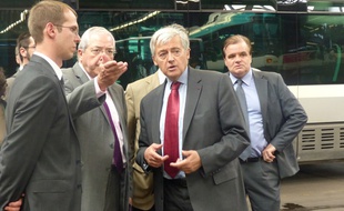 Jean-Paul Huchon et Pierre Mongin en visite au centre Bus des Pavillons (93) pour observer les modèles de bus hybrides mis en circulation.