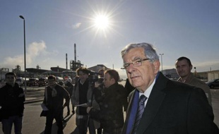 Jean-Pierre Chevènement, candidat MRC à l'élection présidentielle, a déploré mercredi l'impuissance du ministère de l'Industrie, lors d'une visite sur le site Arkema de Fos-sur-Mer (Bouches-du-Rhône), voué à être cédé au fonds d'investissement Klesch.