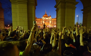 Des dizaines de milliers de Hongrois ont manifesté ce samedi à Budapest.