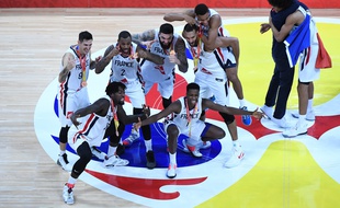 Les Bleus heureux sur le podium