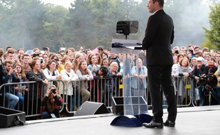 French Socialist member Benoit Hamon delivers a speech during a rally for the launch of his movement, "mouvement du 1er juillet", in Reuilly, on July 1, 2017. / AFP PHOTO / JACQUES DEMARTHON