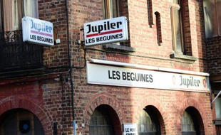 Le bar "Les Béguines", qui appartenait au kamikaze Brahim Abdeslam, le 17 novembre 2015, à Bruxelles