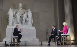 Donald Trump lors d'une émission spéciale sur Fox News au sein du Lincoln Memorial, sur le National Mall de Washington, le 3 mai 2020.