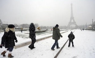 Quant à la tour Eiffel, habituellement ouverte toute l'année, elle a dû fermer lundi, météo oblige. Elle a rouvert en fin de journée mardi, une fois "réchauffée", ses plateformes ayant été déneigées.