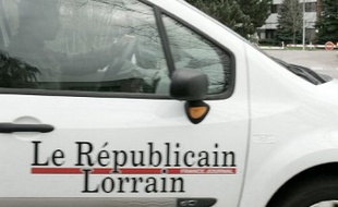 Un véhicule passe devant le siège du Républicain Lorrain, le 05 décembre 2006 à Woippy.