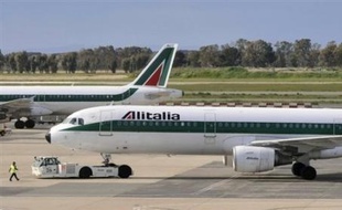 Air France-KLM a annoncé lundi soir qu'il retirait son offre de rachat d'Alitalia, moins de trois semaines après l'interruption des négociations entre les deux compagnies et quelques jours après la victoire électorale de Silvio Berlusconi.