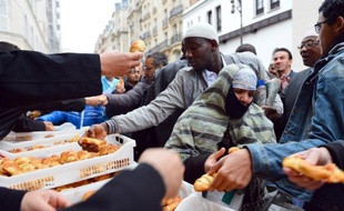Les musulmans réunis à la Grande Mosquée de Paris à l'occasion de l'Aïd el-Kébir ont pu déguster vendredi matin des croissants au chocolat baptisés "Copé", une initiative du Conseil des démocrates musulmans de France pour lutter contre l'islamophobie.