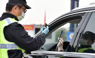 Contrôle d'une personne revenant à Wuhan le 24 mars 2020.