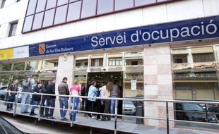 L'Espagne, sanctionnée jeudi par Standard & Poor's, publie son taux de chômage au premier trimestre, attendu autour de 24% dans un contexte de récession: un sombre panorama qui devrait, selon des experts, durer jusqu'en 2013, nourri par une cure de rigueur sans précédent.