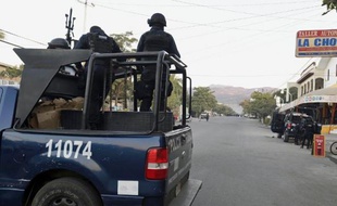 Des policiers patrouillent le 11 janvier 2015 dans une localité du Michoacan, région en proie à la violence et où vient d'être abattu un candidat de gauche