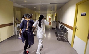 Les abus de dépassements d'honoraires pratiqués par certains médecins, notamment dans les hôpitaux, continuaient jeudi de provoquer des remous, alors que le gouvernement s'apprête à publier des décrets qui n'apporteront qu'une solution partielle, et controversée, au phénomène