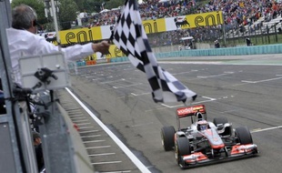 Formula One, la structure qui gère la Formule 1, a reçu le feu vert pour être cotée à la Bourse de Singapour, ont indiqué mardi à l'AFP des sources proches de cette opération, qui pourrait lever quelque 2,5 milliards de dollars US.