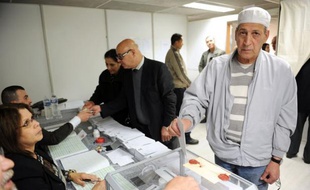 "C'est notre manière d'exister", de nous sentir "impliqués dans la politique de l'Algérie": 800.000 Algériens vivant en France ont commencé à voter mardi pour élire leurs députés à Alger.