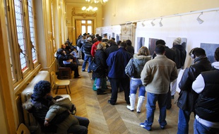 La queue est longue pour s'inscrire juste avant le 31 décembre, comme ici à Paris (XIIIe).