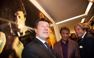L'acteur et peintre Sylvester Stallone avec le maire Christian Estrosi lors de l'inauguration de son exposition à Nice.