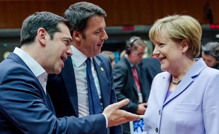 Alexis Tsipras, Matteo Renzi et Angela Merkel à Bruxelles, le 25 juin 2015.