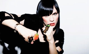 Attitude de rappeuse, frange noire de jais et textes rentre-dedans, Jessie J séduit les Britanniques.